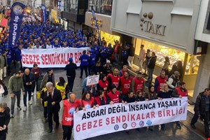 Gebze'de işçiler insanca yaşanacak bir asgari ücret talebiyle alana çıktı
