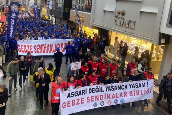 Gebze'de işçiler insanca yaşanacak bir asgari ücret talebiyle alana çıktı