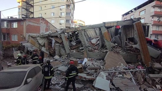 Gebze'de yedi katlı bina çöktü: Enkaz altında en az beş kişi var