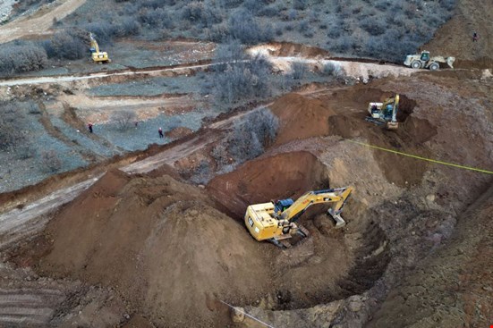 Gözlerini altın bürüdü