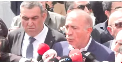 Gürsel Tekin, CHP İstanbul il binası önünde polisler eşliğinde açıklama yaptı: Su şişesi fırlatıldı