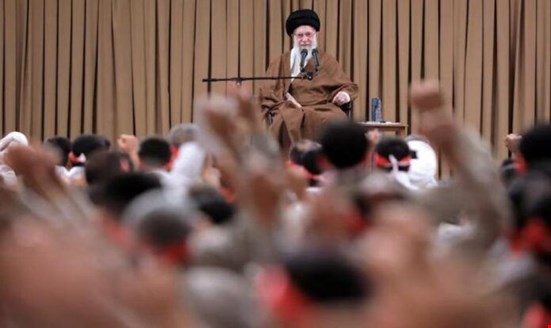 Hameney, Trump’a “herif” dedi, Firavun’un, Nemrut’un, Şah’ın sonunu hatırlattı: “O da devrilecek”