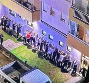 Karadağ’da iki Türk bir Karadağlıyı bıçakladı, “Türklere ölüm” sloganlarıyla halk sokağa çıktı. Türk vatandaşlarına vize serbestisi askıya alınıyor