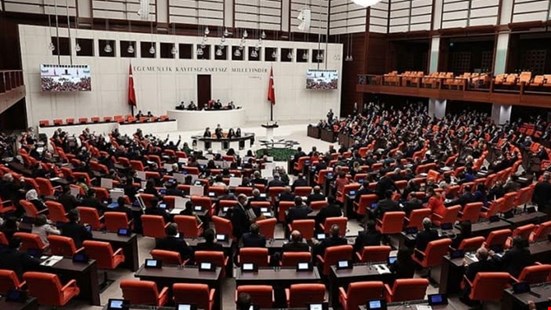 Komisyonda kabul edilen teklife tepki yağıyor: Üst düzey devlet görevlilerine 30 bin TL seyyanen zam