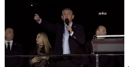Küçükçekmece mitinginde konuşan Özel’den seçim vaadi: Okula başlayan her çocuğa 15 bin lira vereceğiz