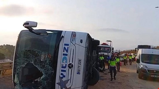 Kuzey Marmara Otoyolu'nda yolcu otobüsü devrildi: 3 ölü, 20 yaralı