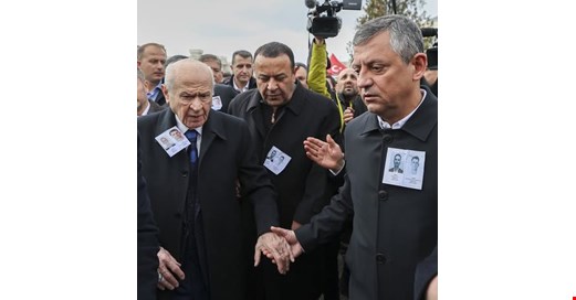 Liderler şehit töreninde bir araya geldi: Bahçeli ile Özel el ele