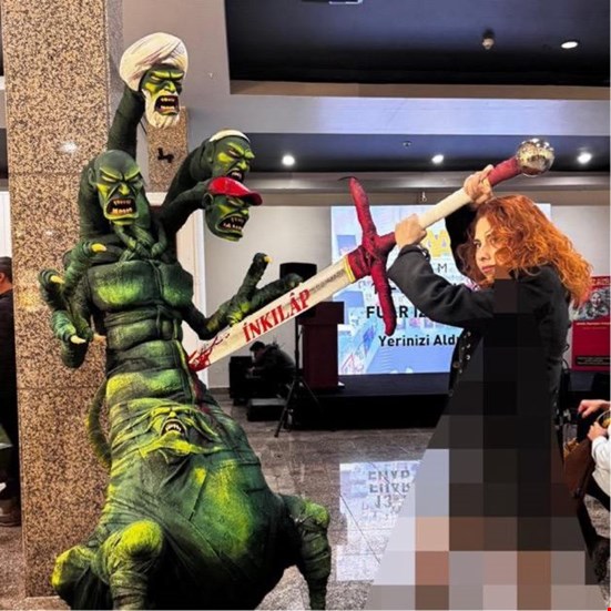 Lütfü Kırdar’a yerleştirilen dört başlı “gericilik” heykeli soruşturması: Heykeltıraş tutuklandı, İYİ Parti ihraç etti