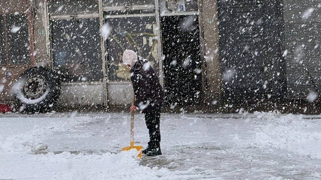 Marmara'dan Güneydoğu'ya kadar yağışlar devam ediyor: 8 il için kuvvetli kar uyarısı