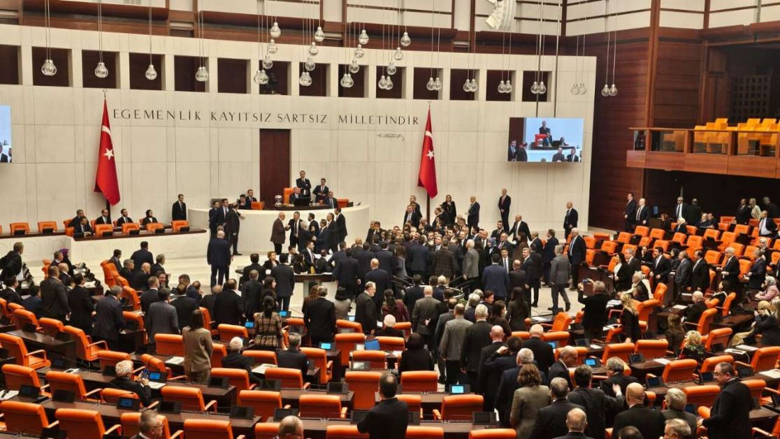 Meclis’te ‘Akın Gürlek’ gerilimi: Yemin töreni esnasında yumruklu kavga çıktı