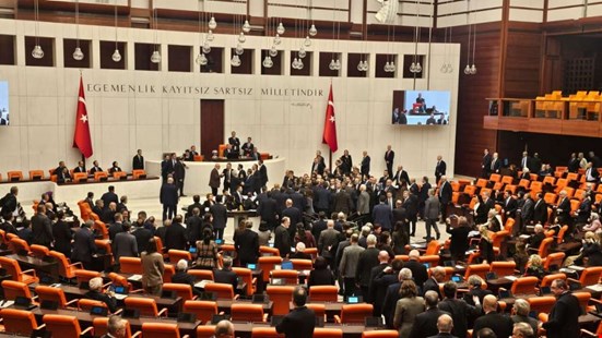Meclis’te ‘Akın Gürlek’ gerilimi: Yemin töreni esnasında yumruklu kavga çıktı