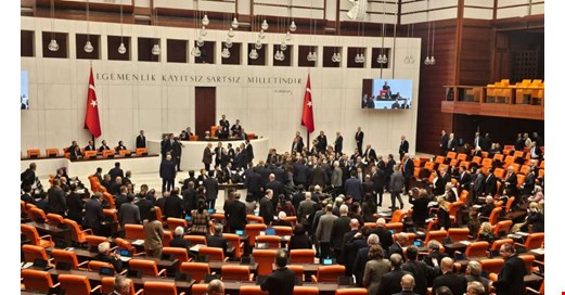 Meclis’te ‘Akın Gürlek’ gerilimi: Yemin töreni esnasında yumruklu kavga çıktı