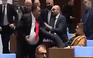 Mecliste kavga: Milletvekiline tekme ve yumruk!