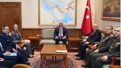 Milli Savunma Bakanlığı'nın paylaştığı fotoğraftaki oturma düzeni tepki çekti: 'Büyükelçi mi, sömürge valisi mi?'