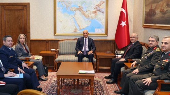 Milli Savunma Bakanlığı'nın paylaştığı fotoğraftaki oturma düzeni tepki çekti: 'Büyükelçi mi, sömürge valisi mi?'