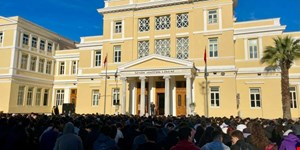 Öğretmenler sürgün edildi: Liseler eylemde