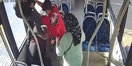 Okul müdürü ile oğlu, otobüste tartıştıkları yaşlı çifti darbetti