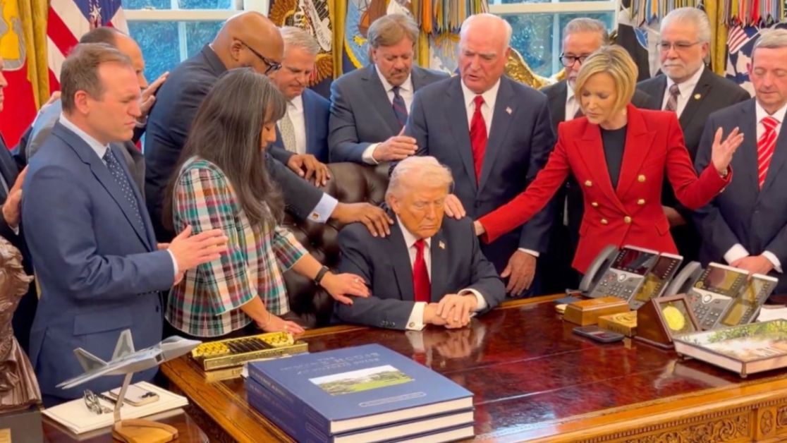 Oval Ofis'te ilginç anlar: Trump'a dokunup dua ettiler