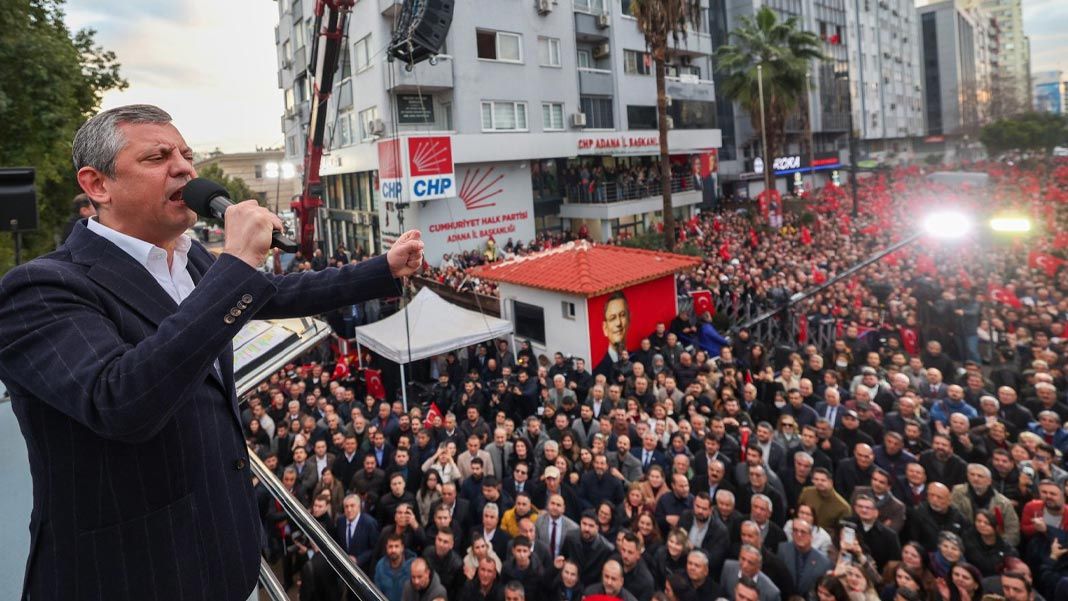 Özel'den İmamoğlu ailesine yönelik operasyonlara tepki: Eşlerle ve evlatlarla uğraşmayı bırakın