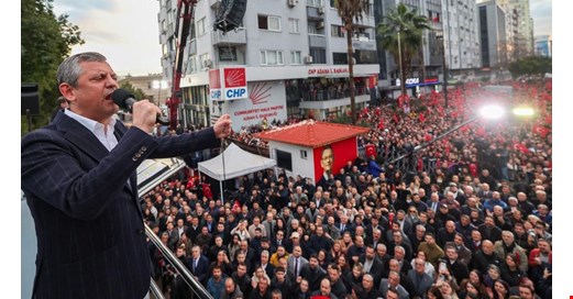 Özel'den İmamoğlu ailesine yönelik operasyonlara tepki: Eşlerle ve evlatlarla uğraşmayı bırakın
