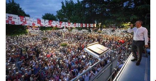 Özgür Özel: Nasıl eskiden birileri beyaz toroslara sarıldıysa, bugün de Erdoğan görevlendirdiği savcılarıyla 'ak toroslara' sarılmıştır!