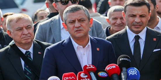 Özgür Özel'den 'protesto' tepkisi: 'Meclis’te olmayan protesto Anıtkabir’de mi oluyor'