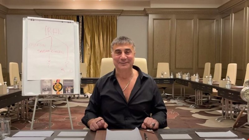 Peker: Yapacağım paylaşımlarla sizi paranoyaya biraz da şizofreniye sokacağım