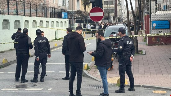 Sokak ortasında kadın cinayeti! Kızını almaya geldiği okulun önünde katledildi