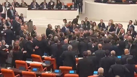 TBMM'de 2026 yılı bütçesi kabul edildi: AK Parti ve CHP'li vekiller arasında kavga çıktı