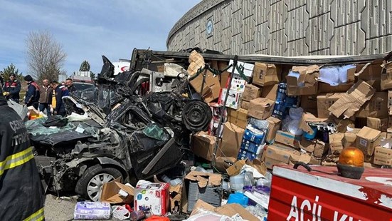 Tır, otomobilin üzerine devrildi; 4 kişi öldü, 2'si polis 3 kişi yaralandı