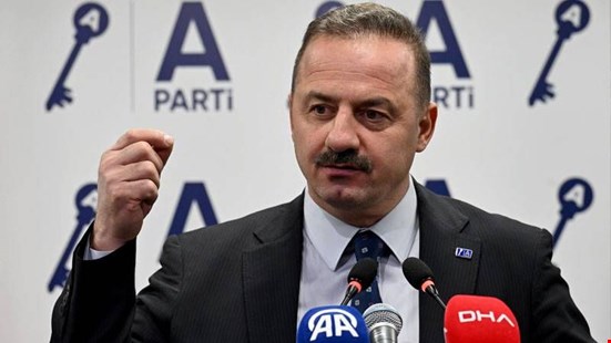 Yavuz Ağıralioğlu'ndan Özgür Özel'e: Bu kadar sorunu olan memlekette ana muhalefetin elinde sadece kırmızı kart var