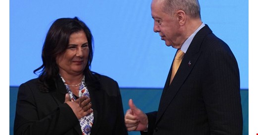 Yolsuzluk iddiaları ayyuka çıkan birine tören düzenlemek utanç tablosudur