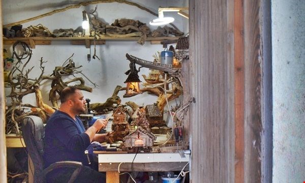 Ağaç parçaları tır şoförünün elinde sanat eserine dönüşüyor