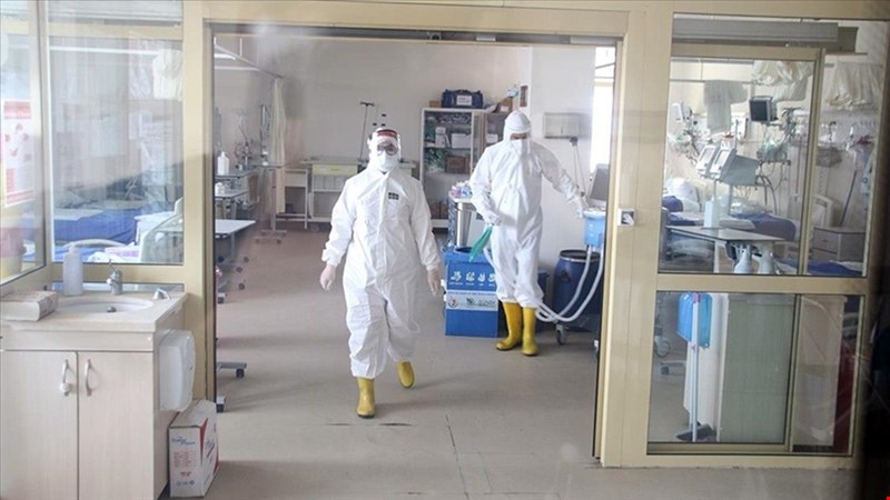Kalabalık ortamlarda çift maske takın