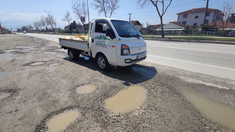 BOZUK YOLLAR ESNAFLARI ÇİLEDEN ÇIKARDI