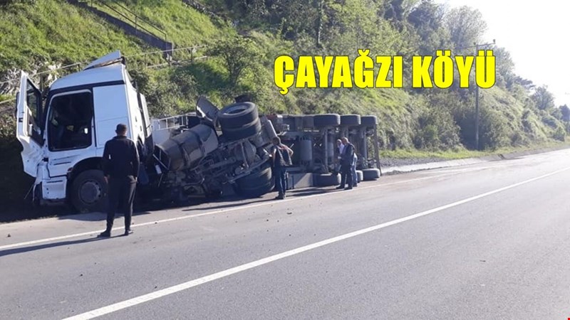 Akçakoca - Alaplı yolunda tır devrildi, tonlarca mıcır yola saçıldı