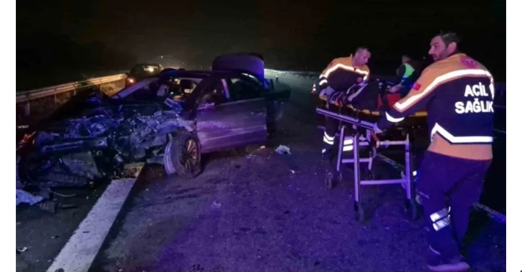 Bariyerlere çarpan otomobil hurdaya döndü: 4 yaralı
