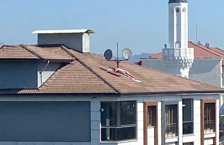 Çırılçıplak çatıya çıktı