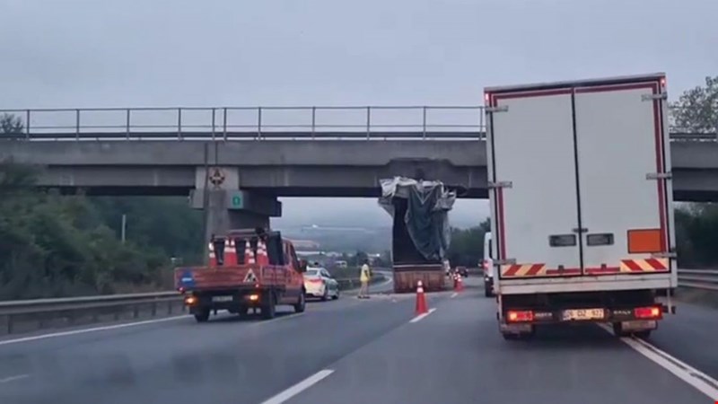 Damper üstgeçide takıldı...