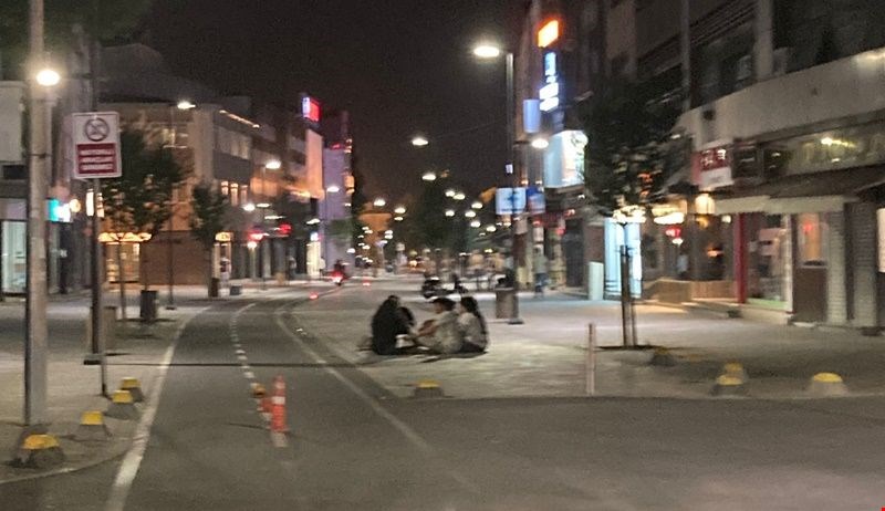 Deprem oldu, millet sokağa çıktı