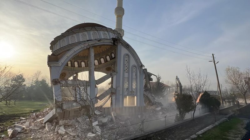 Depremde ağır hasar gören 35 yıllık cami yıkıldı | Akçakoca TV