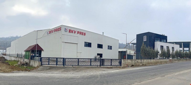Forkliftle duvar arasına sıkışan işçi ağır yaralandı