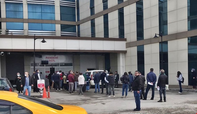 HASTANE ÖNÜNDE KUYRUK HİÇ AZALMIYOR