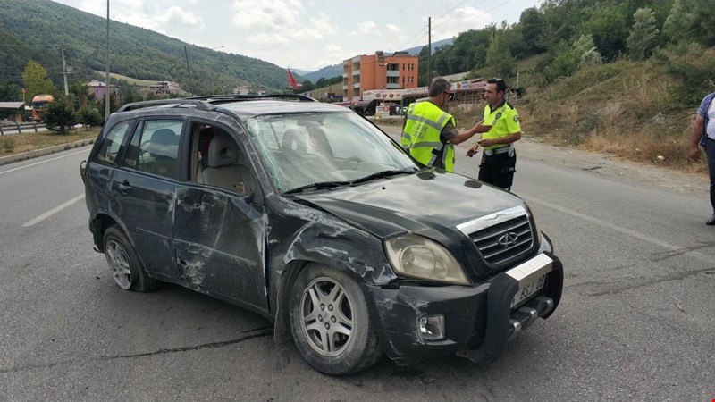 Kamyonla çarpışan otomobil takla attı: 4 yaralı