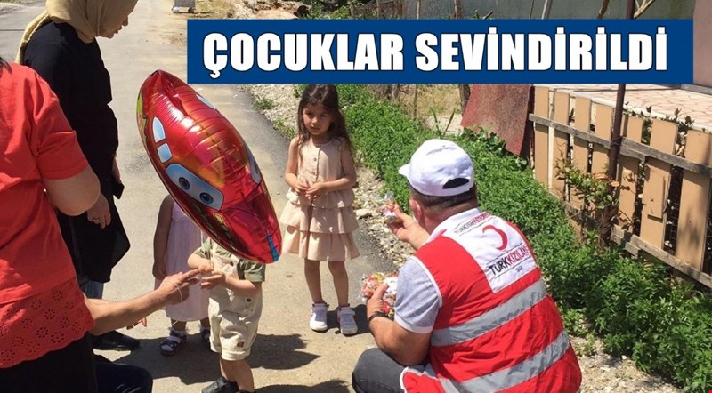 Kızılay 300 gönüllü ile 40 bin haneye şeker dağıttı
