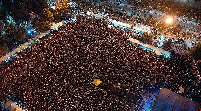 Konser anında bıçaklı saldırı