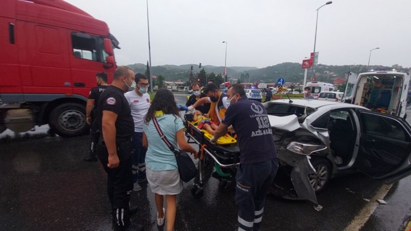 Otomobiller çarpıştı:Biri çocuk çok sayıda yaralı...