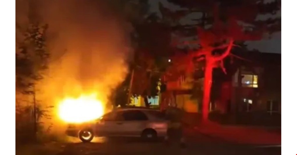 Park halindeki otomobil alev alev yandı