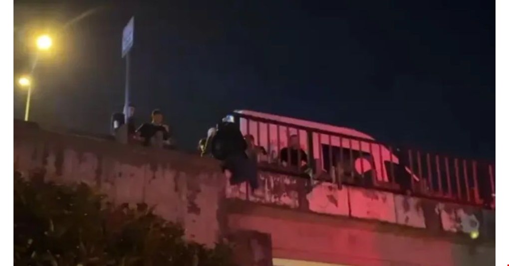 Sevgilisiyle tartıştı, köprüye çıktı