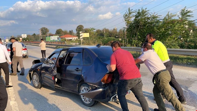 Zincirleme kazada yol tıkanınca 3 araç daha birbirine girdi